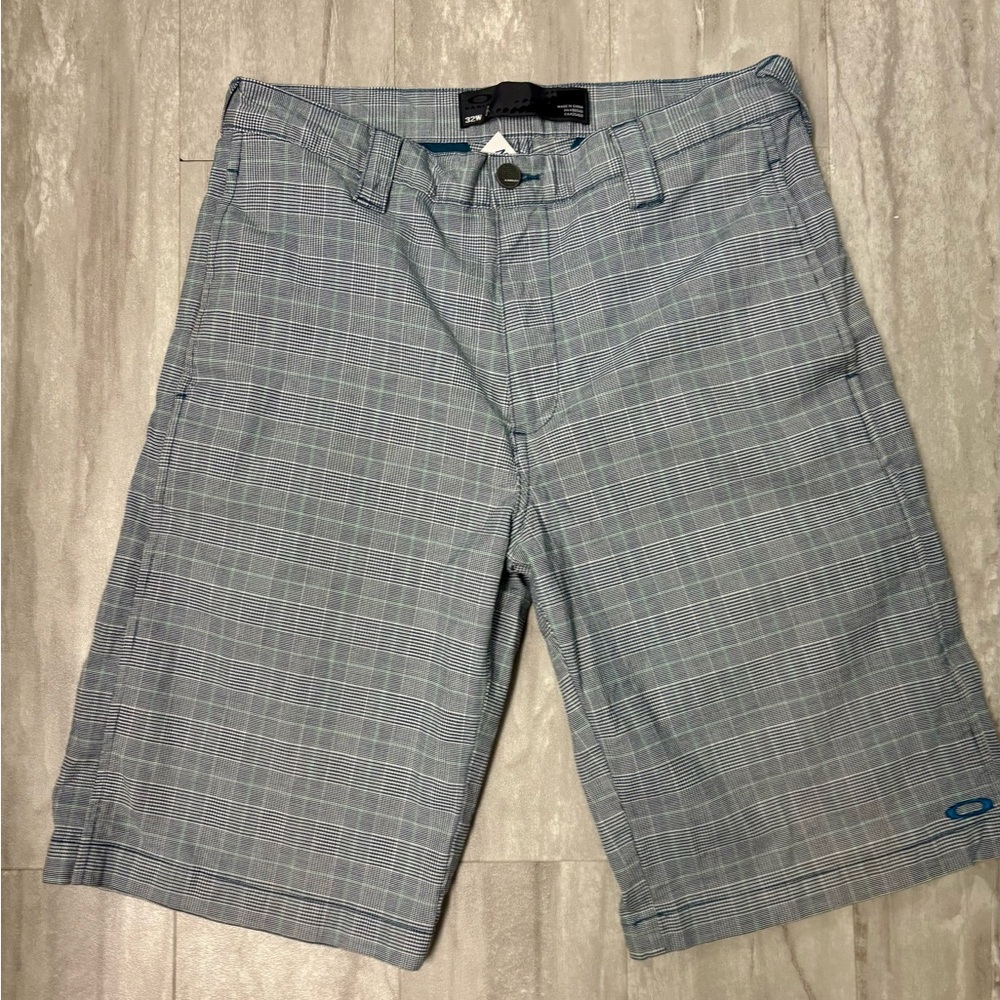 Oakley men’s flat front blue/gray plaid chino style shorts. Size 32. NWT